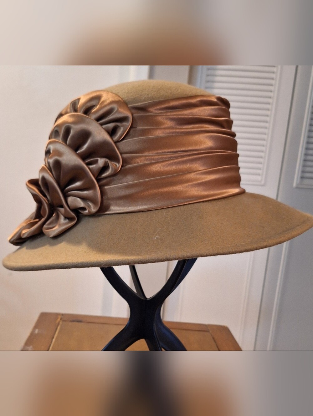 Vintage-Style Wool Felt Cloche Hat with Satin Band And Matching Handbag